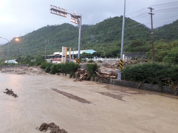 台灣中南部今持續受到豪雨影響，交通部公路總局表示，截至上午8點，全台仍有3處省道預警性封閉，並有9處路段受災情阻斷封閉。圖為竹坑路段土石流封路。（記者蔡宗憲翻攝）