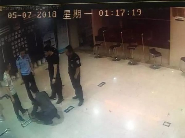 警察到場後當場嚇呆。(圖擷自網路)