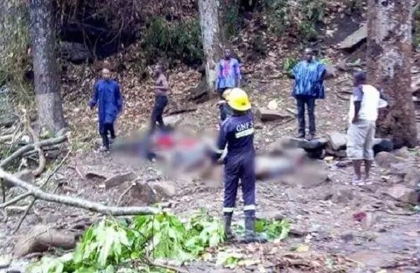 西非迦納共和國一群高中生在暴風雨期間到瀑布遊玩,慘被從天而降的斷木砸中,造成至少20死的慘劇。(圖擷自YEN)