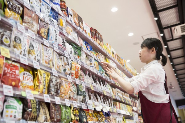 一份發表在《食慾》(Appetite)期刊的心理學研究指出,聽到「零食」一詞會讓人吃下更多甜食。(彭博)