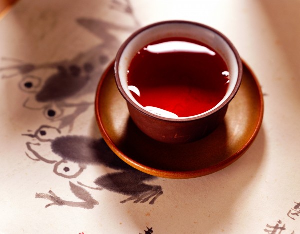 最近中國市場上出現一種「抗霾茶」,聲稱飲後能夠阻擋霧霾對身體的傷害。(情境照)