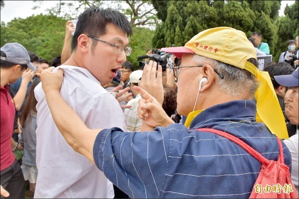 反管的台大潘姓學生（白衣男）遭挺管民眾抓住衣領，雙方發生衝突。（記者吳柏軒攝）