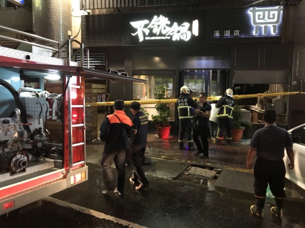「不銠鍋」火鍋店瓦斯外洩,引發氣爆意外,警、消到場處理。(消防隊提供)