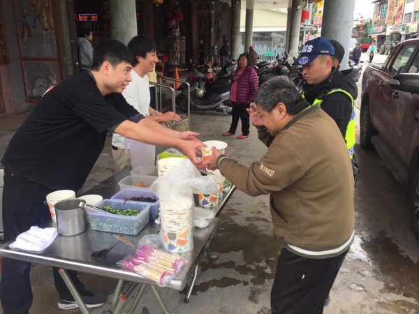 野崎孝男(白衣)在花蓮災區用簡單的攤位煮拉麵,給辛苦的第一線人員享用。(圖擷自「Mr.拉麵」臉書粉專)