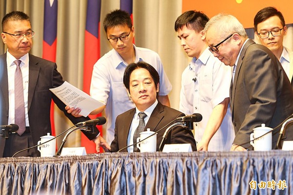 Premier William Lai, center, attends a news conference at the Executive Yuan yesterday at which he announced details of a Cabinet reshuffle that sees Executive Yuan spokesman Hsu Kuo-yung, left, take over as minister of the interior, among other appointments.
Photo: CNA Premier William Lai, center, attends a news conference at the Executive Yuan yesterday at which he announced details of a Cabinet reshuffle that sees Executive Yuan spokesman Hsu Kuo-yung, left, take over as minister of the interior, among other appointments.
Photo: CNA
