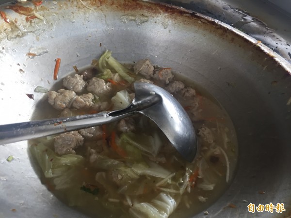 潭子區「阿婆肉焿」店,很多人都是為了這鍋肉焿慕名而來。(記者歐素美攝) 潭子區「阿婆肉焿」店,很多人都是為了這鍋肉焿慕名而來。(記者歐素美攝)