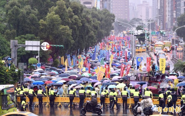 政院人事行政總處公告,退休軍公教人員月退金在新台幣2萬5千元以下者,今年將續發年終慰問金。圖為反年改團體15日號召退休軍公教民眾包圍立法院。(資料照,記者羅沛德攝)