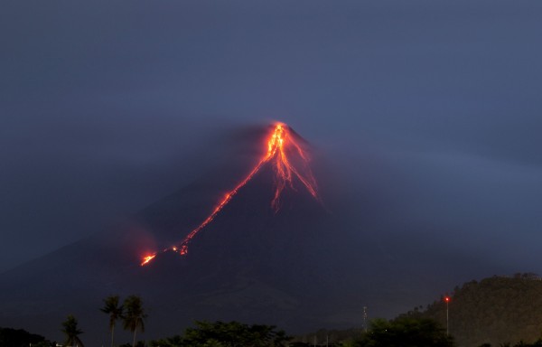 圖為16日馬永火山噴發熔岩。（美聯社）