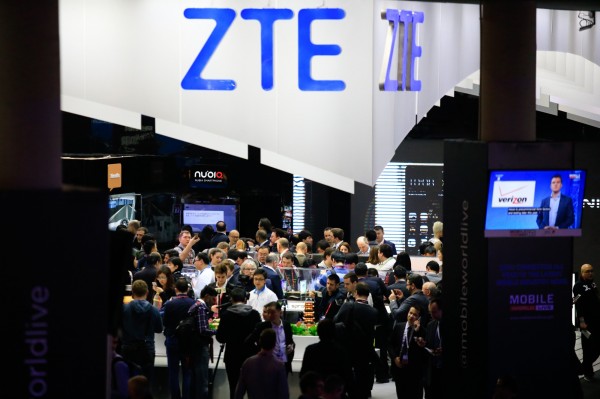 美國商務部宣布,禁止該國企業7年內向中國電信設備商中興通訊(ZTE)銷售敏感產品。圖為該公司上月在西班牙世界行動通訊大會的攤位。(彭博)