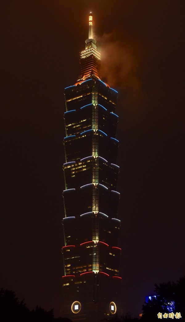 台北101大樓今晚點亮藍白紅三色燈，為巴黎恐怖攻擊的死傷者哀悼祈禱。（記者簡榮豐攝）