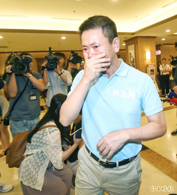 Chinese Nationalist Party (KMT) Legislator Lin Wei-chou yesterday covers his face as he leaves a news conference at the Legislative Yuan announcing the party’s candidate for Hsinchu County commissioner.
Photo: Fang Pin-chao, Taipei Times Chinese Nationalist Party (KMT) Legislator Lin Wei-chou yesterday covers his face as he leaves a news conference at the Legislative Yuan announcing the party’s candidate for Hsinchu County commissioner.
Photo: Fang Pin-chao, Taipei Times