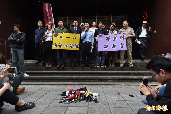台北地院31日宣判,太陽花學運「318攻占立法院」案22人無罪,被起訴的時代力量立委黃國昌等人,在宣判後於地院外召開記者會。後排右方的阿伯(紅色箭頭)忽然走到台前表達不滿。(記者簡榮豐攝)