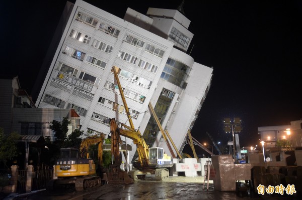 花蓮地區因規模6有感地震造成雲門翠堤大樓傾倒。（記者黃耀徵攝）