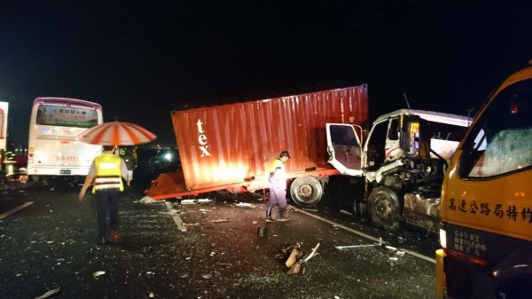 國道3號發生客運追撞貨櫃車事故,強烈撞擊造成貨櫃車車頭與貨櫃分離。(記者劉濱銓翻攝)