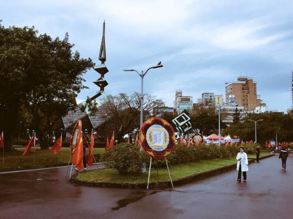 有民眾指出,今日竟有人在228公園插滿了五星旗,據傳此舉是為了進行共產黨紀念228活動,引發外界議論。(圖由網友楊剛提供)