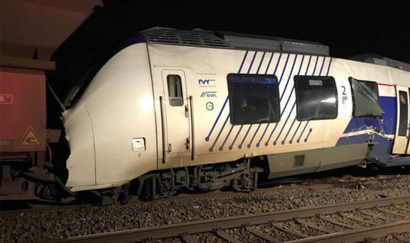 德國發生2列火車相撞，造成50多人受傷。（取自《Express.co.uk》）