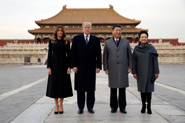 美國總統川普(左二)與中國領導人習近平(右二)一起參觀紫禁城。(路透)