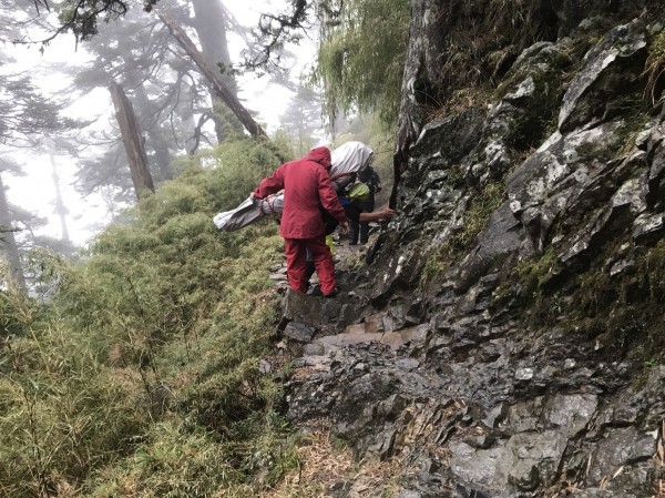 揹一顆75公斤重的廢電池從玉山排雲山莊下山,可獲8000元,你願揹嗎?圖為登玉山的山路步道。(資料照)