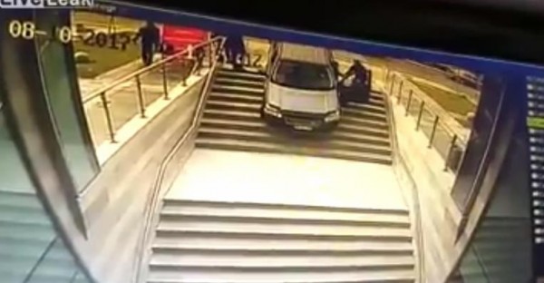 一位駕駛誤將車子開至樓梯間,打開門向路人求救,卻又誤踩油門。(圖擷取自《爆料公社》網站)