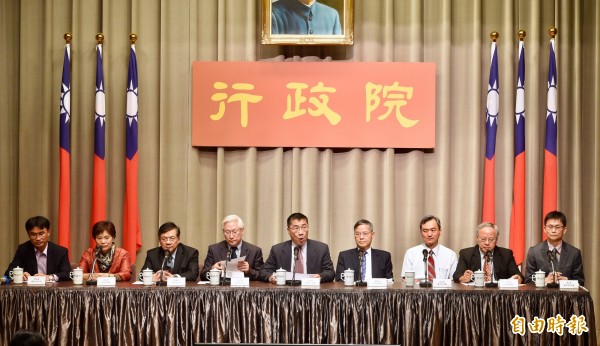 行政院將於20日召開「前瞻基礎建設計畫記者會(綠能建設、水資源)」,行政院發言人徐國勇(右5)主持、政務委員吳政忠(左4)、國發會主委陳添枝(右4)、經濟部部長李世光(左3)、內政部次長林慈玲(左2)、交通部次長范植谷(右2)、農委會副主委陳吉仲(左1)、環保署副署長詹順貴(右1)、科技部次長蘇芳慶(右3)等出席。(記者羅沛德攝) 行政院將於20日召開「前瞻基礎建設計畫記者會(綠能建設、水資源)」,行政院發言人徐國勇(右5)主持、政務委員吳政忠(左4)、國發會主委陳添枝(右4)、經濟部部長李世光(左3)、內政部次長林慈玲(左2)、交通部次長范植谷(右2)、農委會副主委陳吉仲(左1)、環保署副署長詹順貴(右1)、科技部次長蘇芳慶(右3)等出席。(記者羅沛德攝)