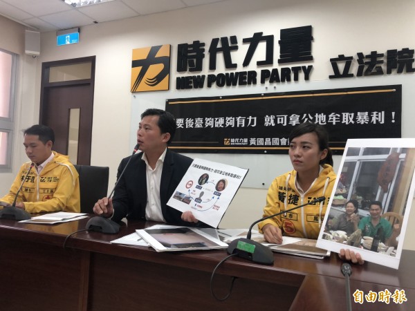 时力立委黄国昌(中)与高雄市议员当选人黄捷、林于凯召开爆料记者会。(记者陈昀摄)