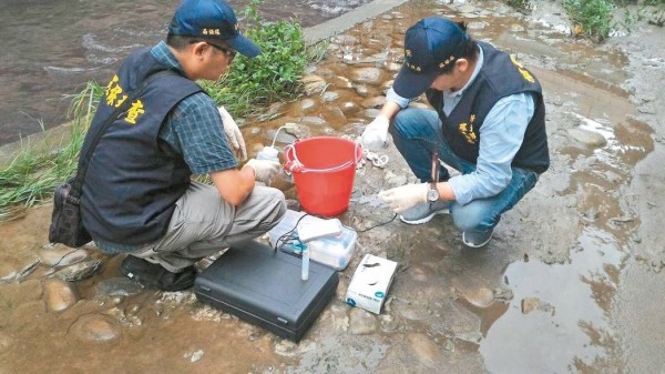 環保署發布最新地面水體分類及水質標準修正規定，加嚴水體中鎘、鉛、總汞、硒環境基準值。圖為新北市環保局稽查人員檢測塔寮坑溪水質。（資料照）