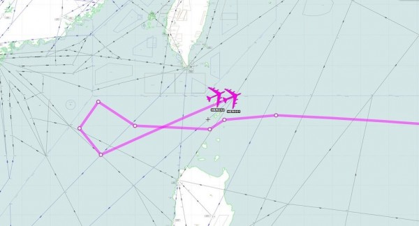 路徑圖顯示，兩架美軍B-52轟炸機飛往東沙群島周邊後折返。專家稱此為模擬對中國投射戰斧飛彈的路線。（圖片取自「Aircraft Spots」）