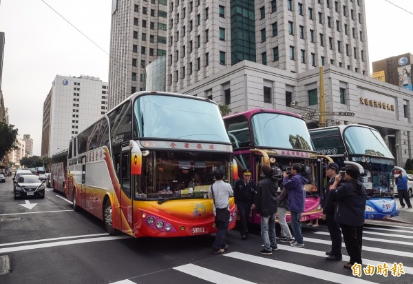 友力通運公司因遭交通部撤銷營業執照,導致司機無法出車,所屬司機17日下午前往交通部抗議,與交通部協商未成,隨後將遊覽車佔住車道。(記者黃耀徵攝)