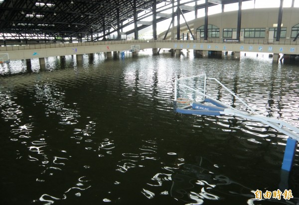 豪雨炸中南部頻傳災情，教育部校安中心統計，受災校數已達503校，圖為真理大學麻豆校區淹水情形。（資料照）