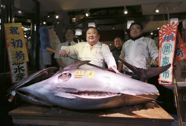 築地市場今日舉辦今年首次鮪魚競標,一條212公斤重的青森縣大間產黑鮪魚以7420萬日圓成交,創下歷史次高價紀錄。(美聯社)