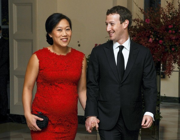 祖克柏（Mark Zuckerberg）今天透過臉書宣布，他與妻子普莉希拉．陳（Priscilla Chan）順利產下女兒。（路透）