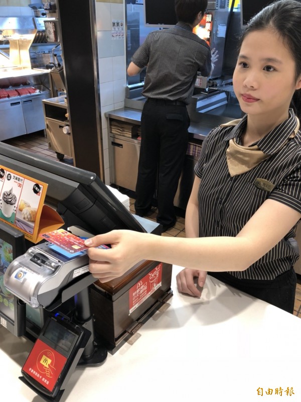 台湾麦当劳扩大“信用卡小额支付”，以及三大国际行动支付Apple Pay/ Google （Android） Pay /Samsung Pay，以后在台北市内的麦当蒙消费不用再带现钞。（资料照）