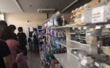 便利商店貨架上的部分商品已被買光。(圖由臉書粉專「台灣女孩的北海道生活」授權使用) 便利商店貨架上的部分商品已被買光。(圖由臉書粉專「台灣女孩的北海道生活」授權使用)