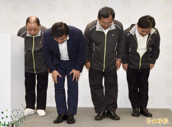 民進黨秘書長洪耀福（左二）宣布辭去秘書長一職，記者會後與台北市黨部主委黃承國（左一）、選對會召集人林錫耀（右一）、陳明文（右二）向外界鞠躬。（記者羅沛德攝）
