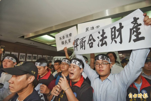 法務部行政執行署查封國民黨松山區黨部，遭市議員及黨工抗爭。（記者方賓照攝）