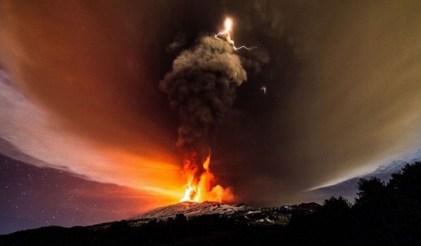 高聳參天的火光與火山灰於天空中產生熱對流,在天際與閃電交織出壯觀景象。(擷取自衛報)
