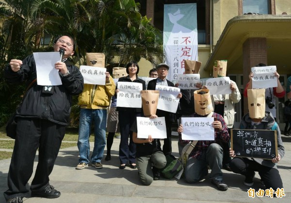 高中教師抗議教科書未陳述228事件兇手活動。(記者廖振輝攝)