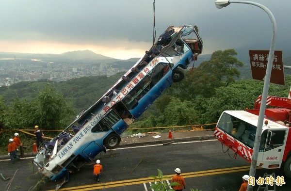 2007年6月間在陽明山仰德大道和永公路口發生遊覽車衝下山谷的重大意外,當時一度造成仰德大道封路,並出動大型起重機才將車頂已被完全掀掉的遊覽車車體吊離山谷。(資料照,記者簡榮豐攝)