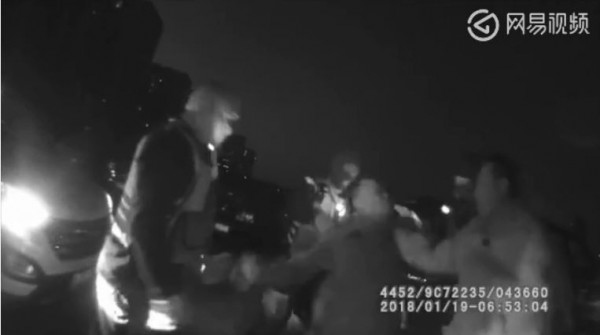 影片中余文生一再對警方說「我不會服從」，在被制伏前更向警方揮出一記右鉤拳。（圖擷自網易新聞）