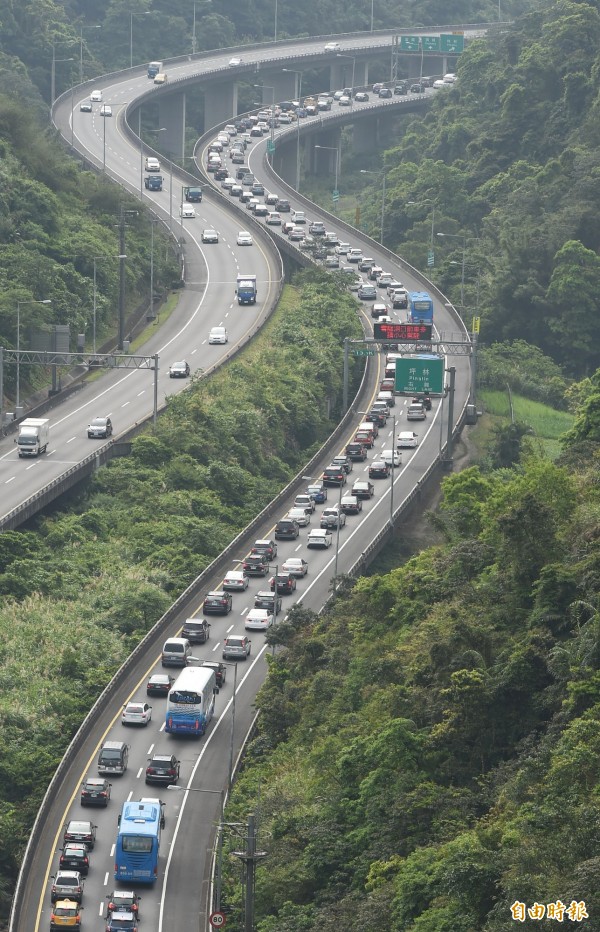 清明連假第一天，國5南下路段4日上午湧現掃墓與出遊車潮，石碇、坪林路段車行速度緩慢。（記者廖振輝攝） 