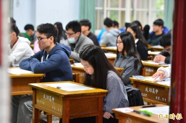 大學入學管道之一「繁星推薦」今天放榜,大學甄選入學委員會統計,共1萬6993個招生名額中,錄取了1萬4859名高中生,錄取率達61.87%,比去年略降0.91%。(資料照)