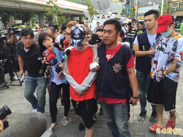 雙人男子團體Under Lover主唱之一胡睿兒(前,本名胡睿楷),與助理兼饒舌歌手邵海瑋在租屋處呼麻時,當場被逮。(資料照,記者陳恩惠攝)