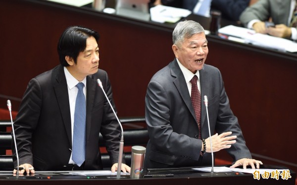 行政院長賴清德今日在立法院總質詢時表示,行政院支持及同意經濟部決定,停止興建深澳電廠。右為經濟部長沈榮津。(記者劉信德攝)
