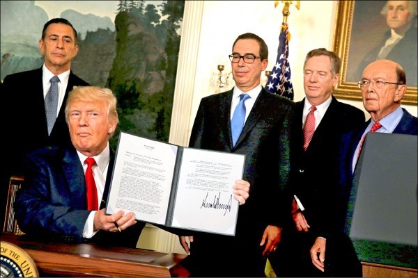 美國總統川普週一簽署總統行政命令，授權美國貿易代表署（USTR）貿易代表萊席爾（右2）調查中國是否竊取智財權（IPR）。（路透）