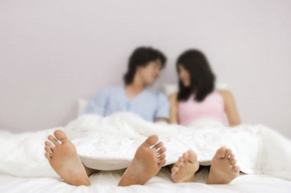 人妻小芳因丈夫鄭男先外遇,她上網交友、抒發鬱卒心情,結識徐姓男網友,竟也發展出婚外情與徐男發生4次性關係。(情境照)