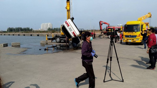 墜海車輛稍後也被打撈上岸，警方確認是蕭嫌座車。（記者蘇福男翻攝） 