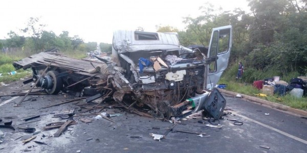 巴西在當地時間13日驚傳連環車禍,一輛載運車輛的卡車失控衝撞對向車道的客車,引發後方一連串的追撞,造成13死39傷。(圖擷自twitter)