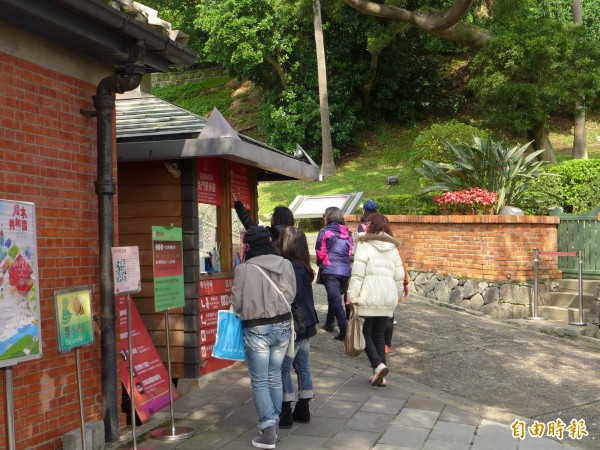 交通部觀光局統計今年6月來台旅客的國籍後,發現韓國觀光客比起去年同月暴增67.86%,讓鄉民們紛紛大讚「台韓友好」。圖為日韓遊客在淡水紅毛城園區參觀。(資料照,記者李雅雯攝)