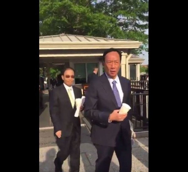 郭董赴白宮被外媒攔截到。(圖取自推特)