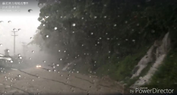 今天(14日)下午花蓮豪雨導致蘇花公路168.6公里處坍方,當時路過該處的花蓮正當冰老闆也在臉書上PO出驚險畫面,直呼是「離死掉最近的一次」。(翻攝自臉書)